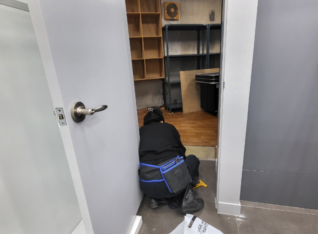 의류매장 오픈 전 전문청소 작업 진행 중